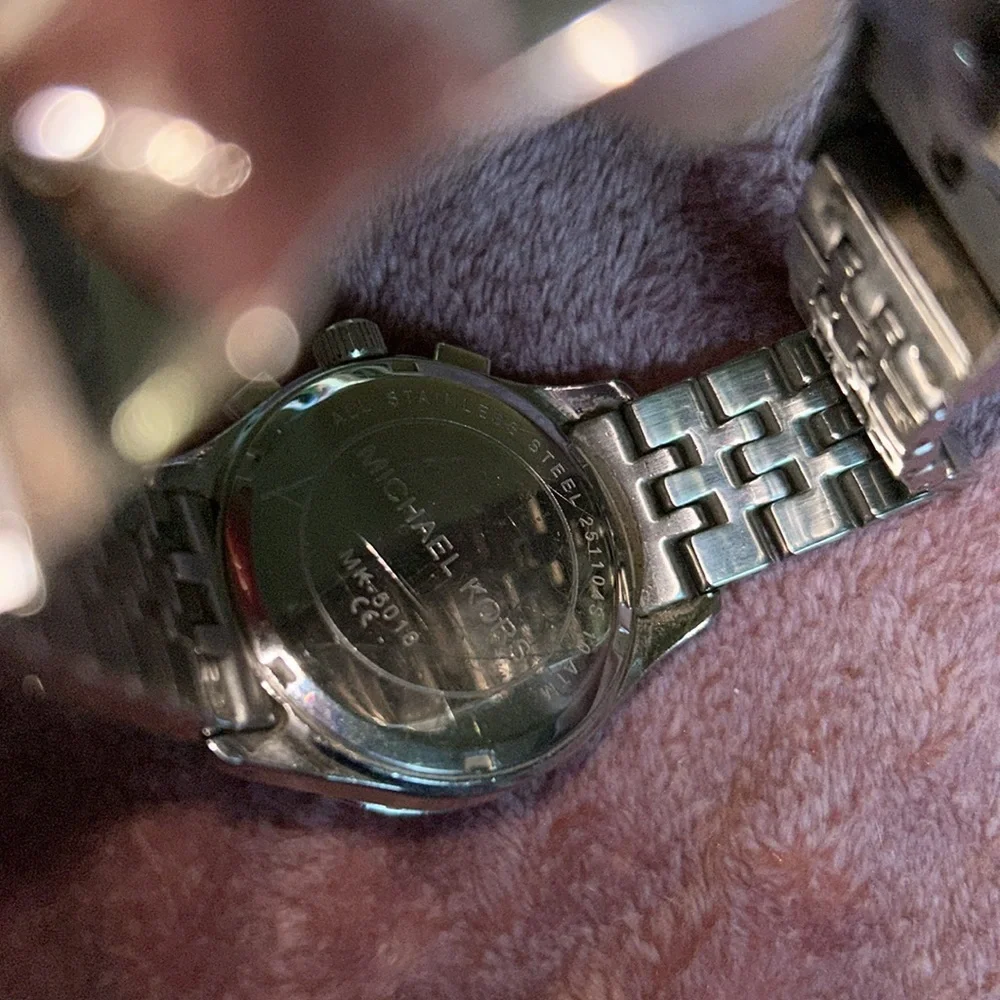 Michael Kors watch, in great construction, needs new batteries. - Picture 7 of 14